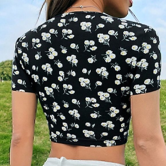 SHEIN Quite Ditsy Floral Print Surplice Neck Crop Top Tee Black White Daisy 12 - Picture 3 of 12